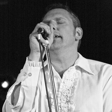 Jürgen Mrowka, lead vocals und percussion